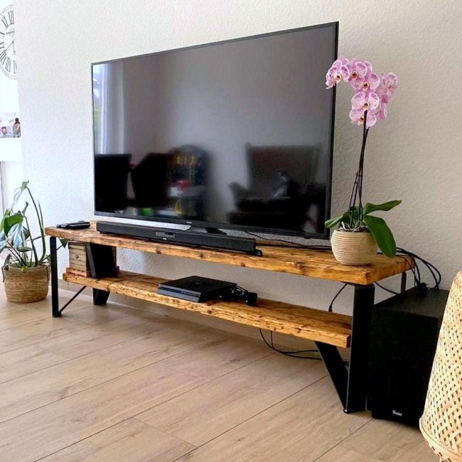TV-Lowboard mit Fernseher uns Receiver- TV-Anrichte aus recycelten Massivholz Gerüstbohlen Farbe honey mit Kufen aus Stahl real steel