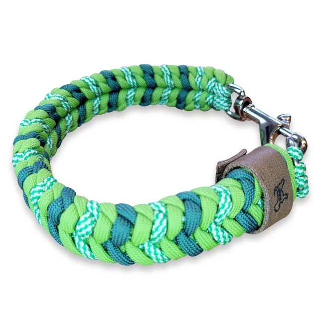Halsband aus geflochtenem Paracord in den Farben leaf grün / alphine grün / white kelly green spiral. Beschläge Farbe nickel