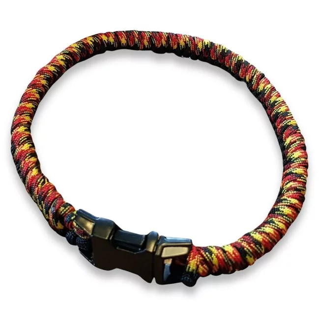 Halsband aus Parcord in den Farben german pride und schwarz, Hundehalsband im Deutschland Muster, mit schwarzer Schnalle