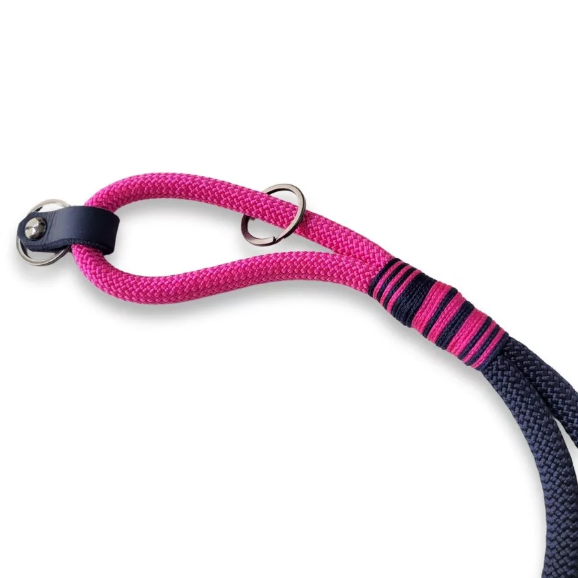 Schlüsselband aus Tau Farbe fuchsia und deep sea blue, Beschläge Farbe gun metall