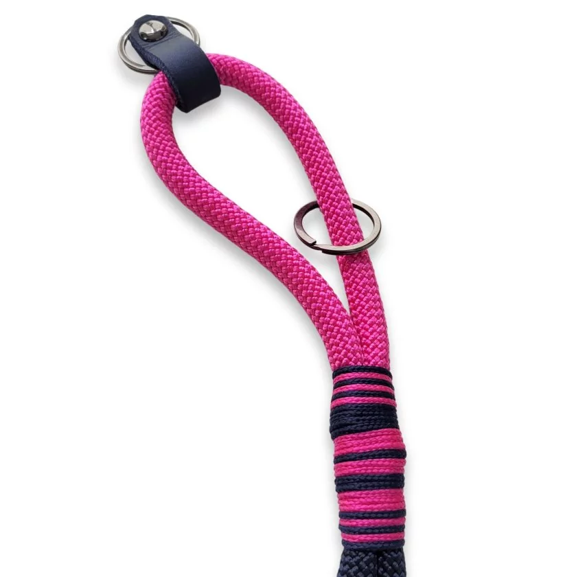 Schlüsselband aus Tau Farbe fuchsia und deep sea blue, Beschläge Farbe gun metall