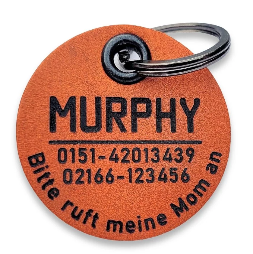 Hundemarke mit Gravur aus Leder mit Gravur Name, 2x Telefonnummer und Text am Rand. Farbe cognac