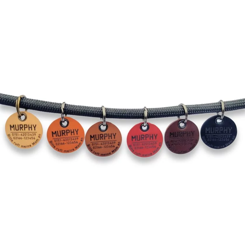 Hundemarken mit Gravur aus Leder mit Gravur Name, 2x Telefonnummer und Text am Rand. Farbe tortilla, cognac, vintage chocolate und cherry