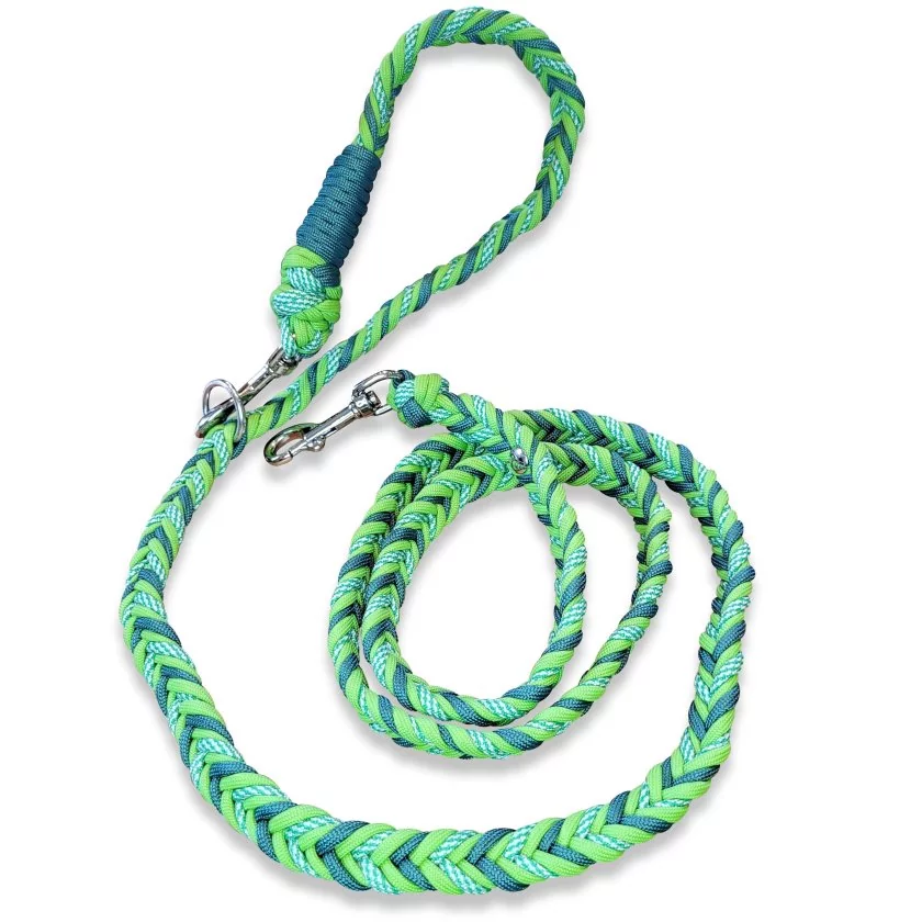 Leine aus geflochtenem Paracord in den Farben leaf grün / alphine grün / white kelly green spiral. Beschläge Farbe nickel