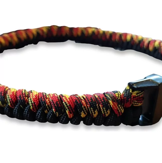 Halsband aus Parcord in den Farben german pride und schwarz, Hundehalsband im Deutschland Muster, mit schwarzer Schnalle