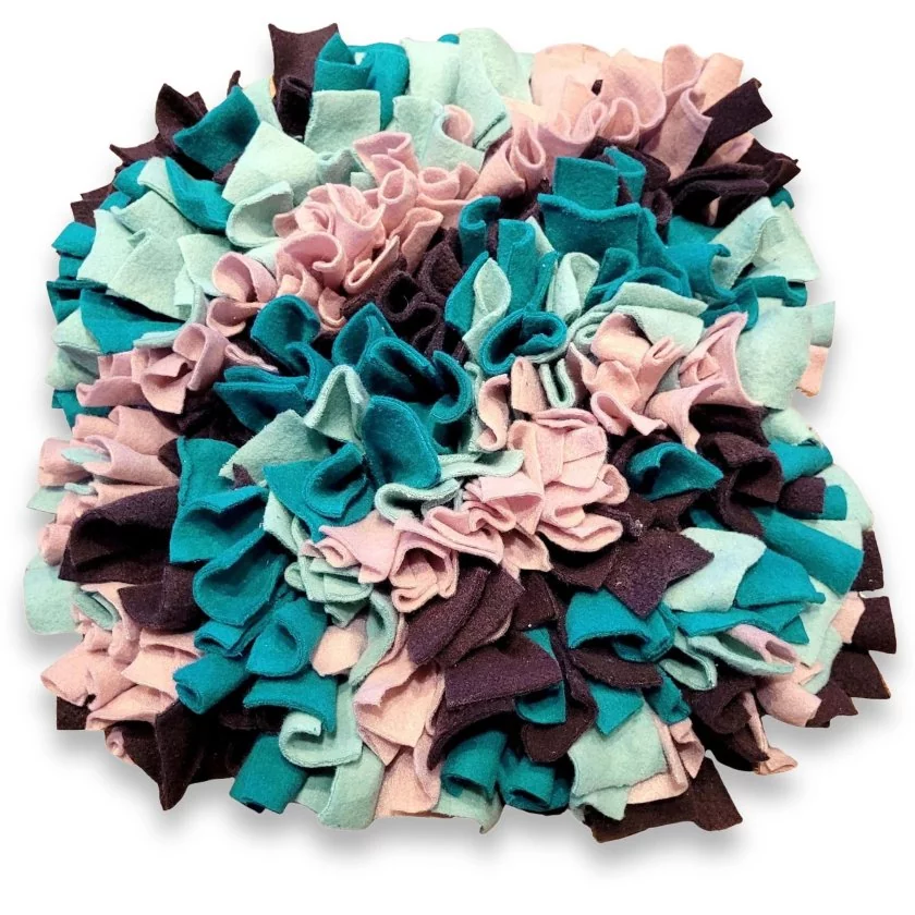 Spiel- und Schnüffelteppich aus Fleece Farbe: türkis, mint, dunkelbraun, altrosa Spiel- und Schnüffelteppich aus Fleece Farbe: türkis, mint, dunkelbraun, altrosa