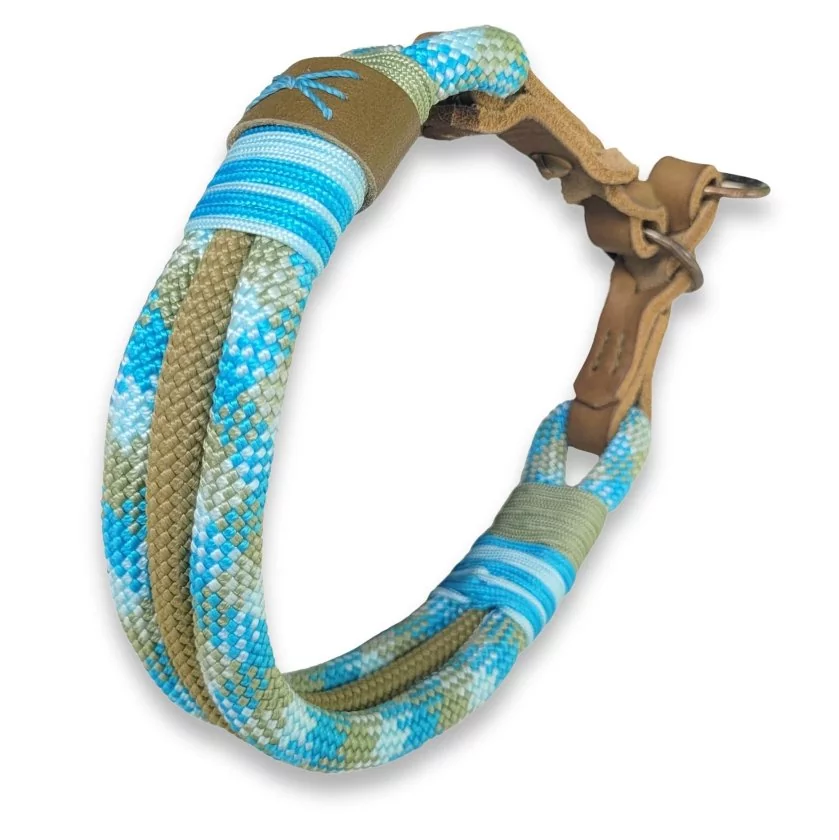 Zugstop Halsband für Hunde aus Tau / Seil Farbe bombay blau / holy guacamole und Leder Farbe olive. Beschläge messing antik. Zugstop Halsband für Hunde aus Tau / Seil Farbe bombay blau / holy guacamole und Leder Farbe olive. Beschläge messing antik.