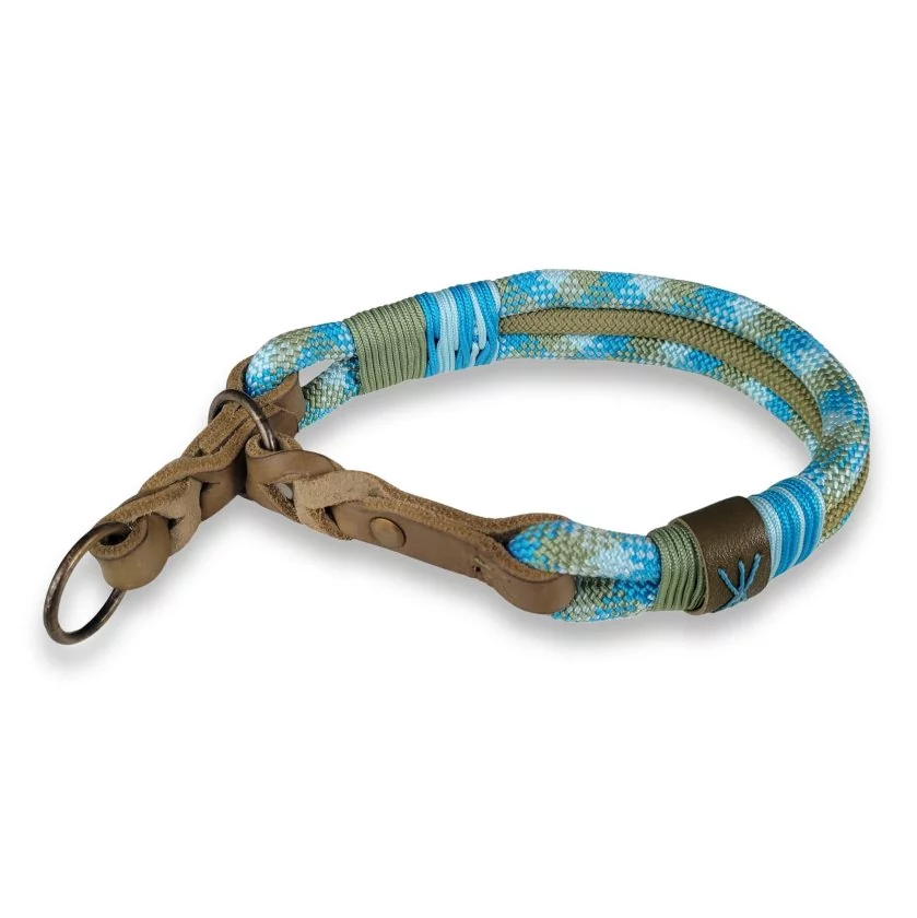 Zugstop Halsband für Hunde aus Tau / Seil Farbe bombay blau / holy guacamole und Leder Farbe olive. Beschläge messing antik. Zugstop Halsband für Hunde aus Tau / Seil Farbe bombay blau / holy guacamole und Leder Farbe olive. Beschläge messing antik.