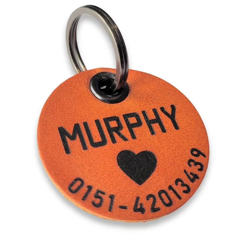 Hundemarke für kleine Hunde 25/30mm mit Gravur aus Leder mit Gravur Name und Telefonnummer. Farbe cognac Hundemarke für kleine Hunde 25/30mm mit Gravur aus Leder mit Gravur Name und Telefonnummer. Farbe cognac