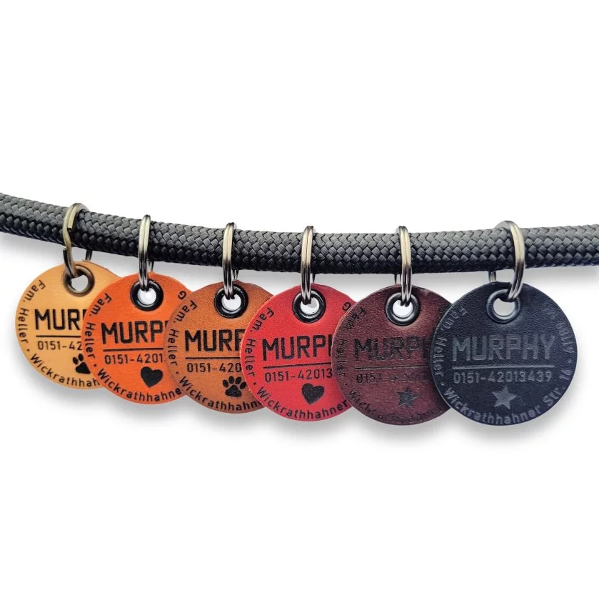 Hundemarken mit Gravur aus Leder mit Gravur Name, Adresse, Telefonnummer. Farbübersicht tortilla, cognac, vintage chocolate und cherry Hundemarken mit Gravur aus Leder mit Gravur Name, Adresse, Telefonnummer. Farbübersicht tortilla, cognac, vintage chocolate und cherry