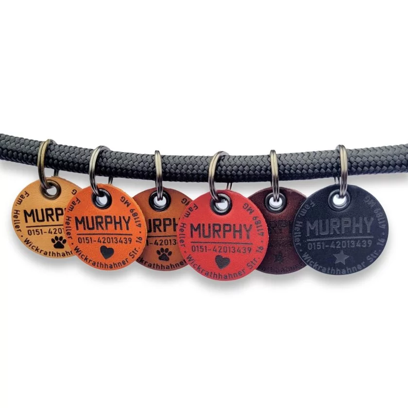 Hundemarken mit Gravur aus Leder mit Gravur Name, Adresse, Telefonnummer. Farbübersicht tortilla, cognac, vintage chocolate und cherry Hundemarken mit Gravur aus Leder mit Gravur Name, Adresse, Telefonnummer. Farbübersicht tortilla, cognac, vintage chocolate und cherry