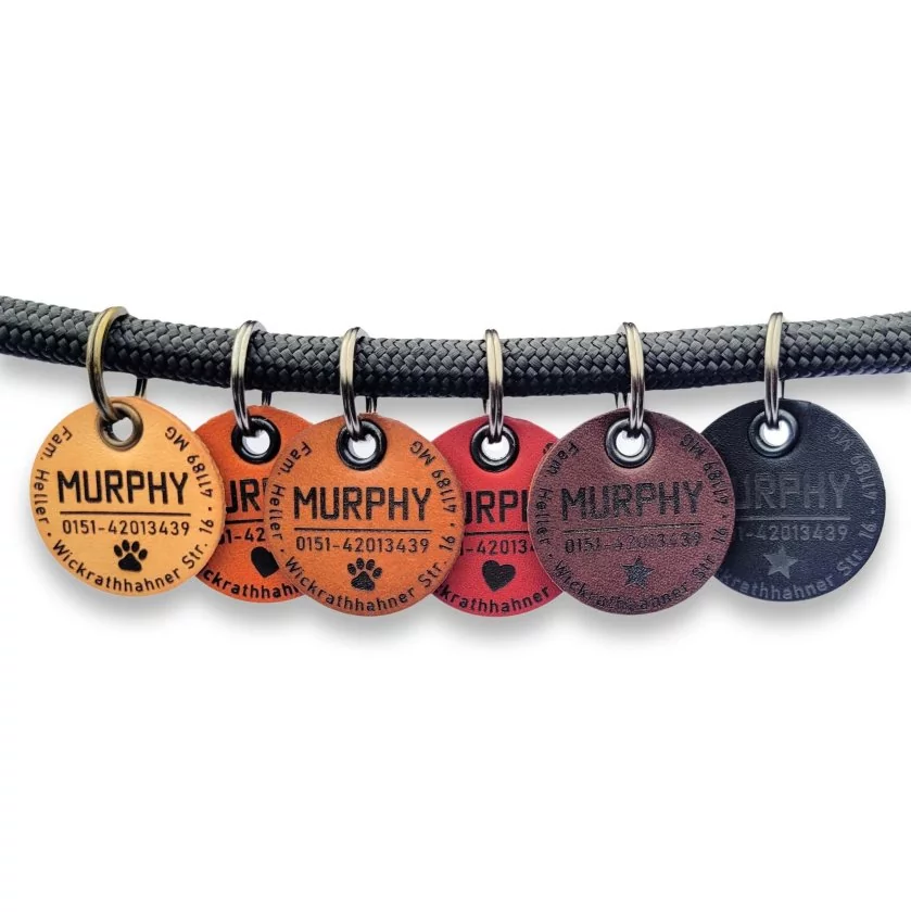 Hundemarken mit Gravur aus Leder mit Gravur Name, Adresse, Telefonnummer. Farbübersicht tortilla, cognac, vintage chocolate und cherry Hundemarken mit Gravur aus Leder mit Gravur Name, Adresse, Telefonnummer. Farbübersicht tortilla, cognac, vintage chocolate und cherry