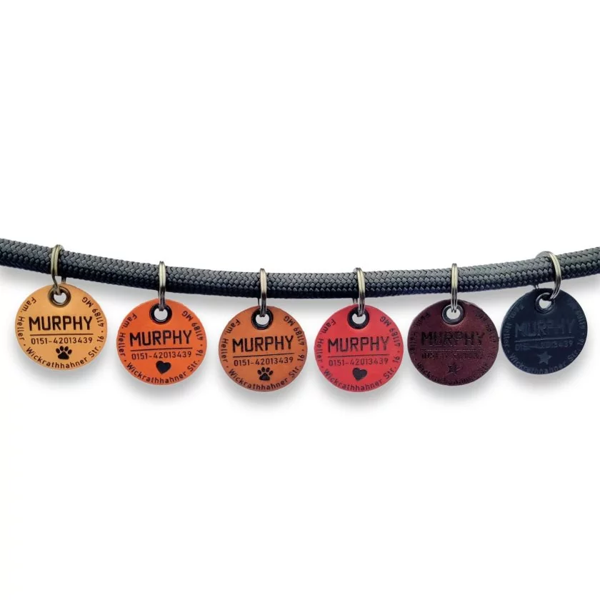 Hundemarken mit Gravur aus Leder mit Gravur Name, Adresse, Telefonnummer. Farbübersicht tortilla, cognac, vintage chocolate und cherry Hundemarken mit Gravur aus Leder mit Gravur Name, Adresse, Telefonnummer. Farbübersicht tortilla, cognac, vintage chocolate und cherry