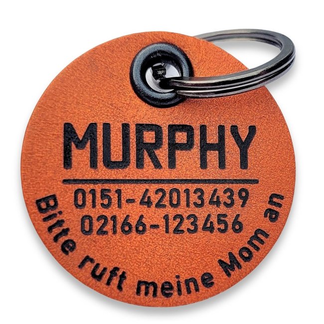 Hundemarke aus Leder mit Gravur Name, 2x Telefonnummer und Text am Rand. Farbe cognac