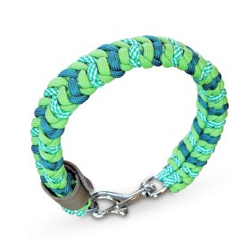 Halsband aus geflochtenem Paracord in den Farben leaf grün / alphine grün / white kelly green spiral. Beschläge Farbe nickel