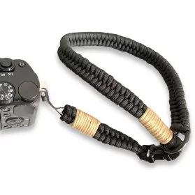 Mobile Preview: Kamera-Handschlaufe aus Paracord geflochten, Farbe schwarz, Takelung beige, Beschläge schwarz