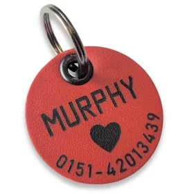 Mobile Preview: Hundemarke mit Gravur aus Leder mit Gravur Name und Telefonnummer. Farbe cherry