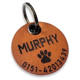 Mobile Preview: Hundemarke mit Gravur aus Leder mit Gravur Name und Telefonnummer. Farbe vintage chocolate