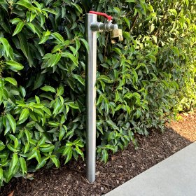 Wasserzapfstelle im Garten aus Edelstahl mit Auslaufkugelhahn